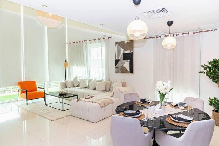 Elegante sala de estar con mobiliario moderno en un apartamento en Building Ras Ar Ranqiyah Street - bloomfields-holiday-home - 1474952 en Al Reem Island, Abu Dhabi