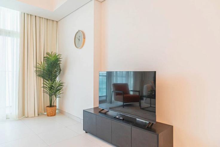 Elegant gestaltetes Wohnzimmer mit moderner Einrichtung in einer Wohnung im Building Qussar An Nisaylah Street - bloomfields-holiday-home - 1474851 in Al Rahah, Abu Dhabi