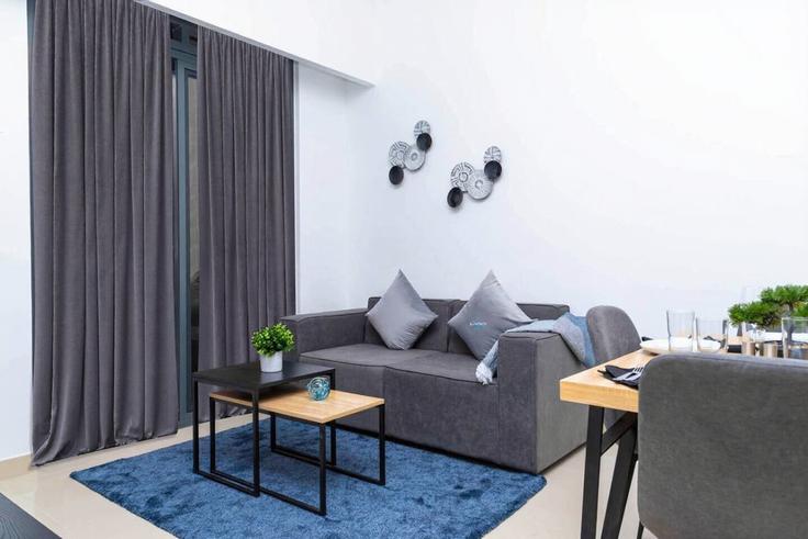 Elegant gestaltetes Wohnzimmer mit moderner Einrichtung in einer Wohnung im Building Tariaq Bedon Esm - bloomfields-holiday-home - 1474865 in Nad Al Sheba, Dubai Elegant gestaltetes Wohnzimmer mit moderner Einrichtung in einer Wohnung im Building Tariaq Bedon Esm - bloomfields-holiday-home - 1474865 in Nad Al Sheba, Dubai