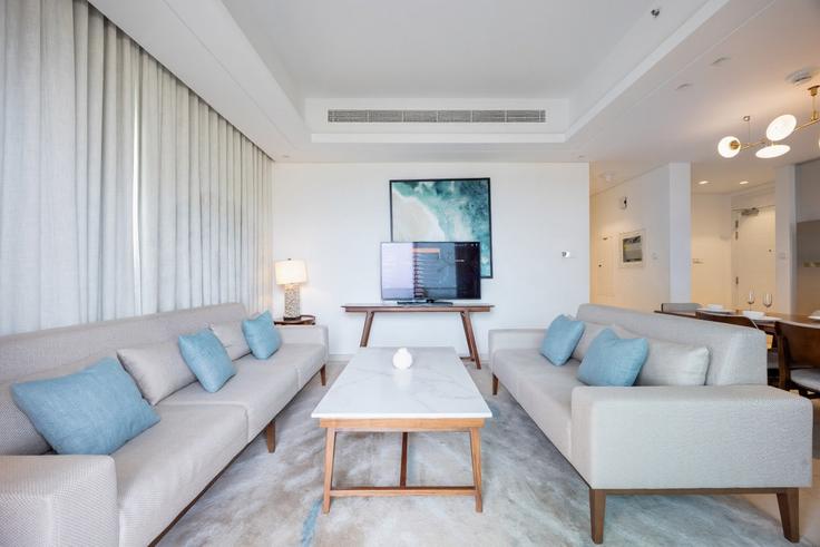 Building Sheikh Zayed Bin Sultan Al Nahyan Road - bloomfields-holiday-home - 1475152 adresindeki bir dairede modern mobilyalarla zarif bir şekilde tasarlanmış oturma odası Adgat, Adgat