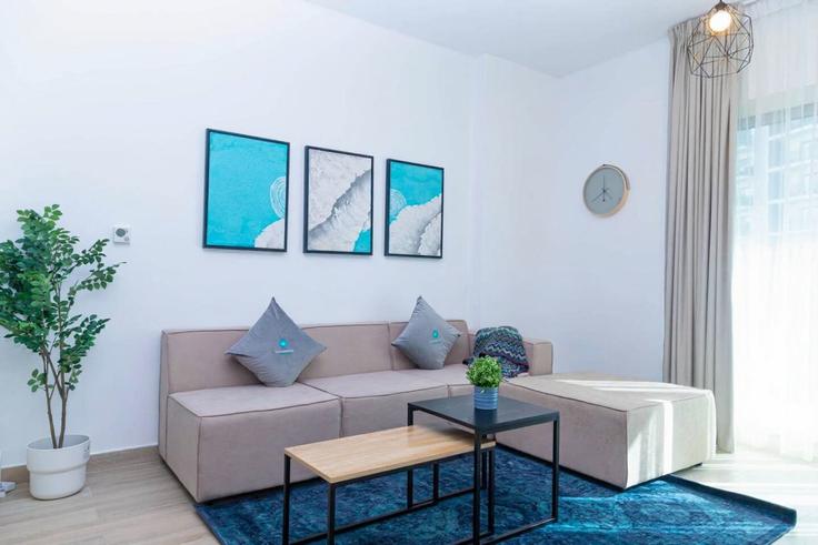 Elegant gestaltetes Wohnzimmer mit moderner Einrichtung in einer Wohnung im Building Tariaq Bedon Esm - bloomfields-holiday-home - 1474868 in Yas Island, Abu Dhabi