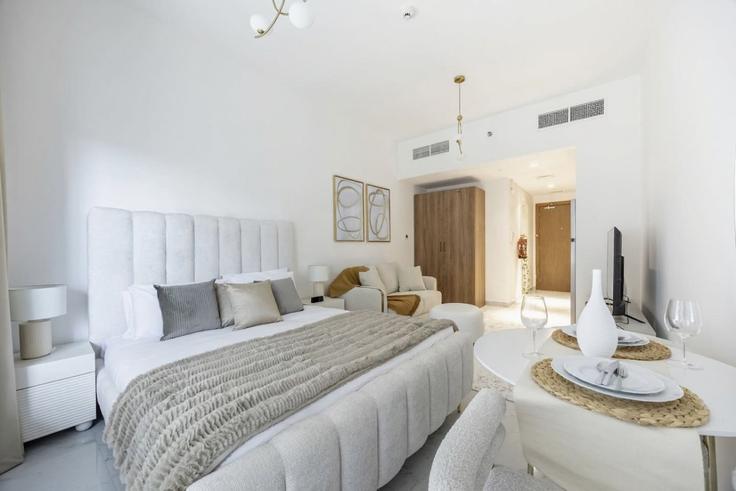 Elegant gestaltetes Wohnzimmer mit moderner Einrichtung in einer Wohnung im Building Al Ibda' St - bloomfields-holiday-home - 1475088 in Masdar City, Abu Dhabi