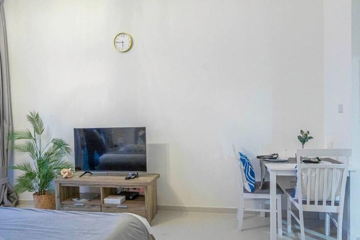 Elegant gestaltetes Wohnzimmer mit moderner Einrichtung in einer Wohnung im Building Tariaq Bedon Esm - bloomfields-holiday-home - 1474897 in Al Hebiah Third, Dubai Elegant gestaltetes Wohnzimmer mit moderner Einrichtung in einer Wohnung im Building Tariaq Bedon Esm - bloomfields-holiday-home - 1474897 in Al Hebiah Third, Dubai