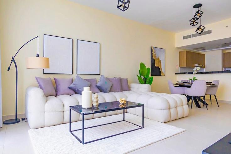 Abu Dhabi Al RahahのBuilding Al Raha St - bloomfields-holiday-home - 1474904のアパートメントにある、モダンな家具を備えたエレガントなデザインのリビングルーム