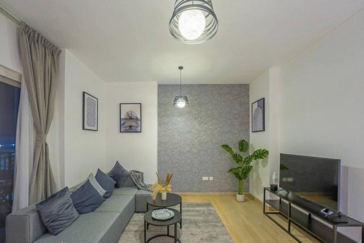 Abu Dhabi Yas IslandのBuilding Tariaq Bedon Esm - bloomfields-holiday-home - 1474794のアパートメントにある、モダンな家具を備えたエレガントなデザインのリビングルーム