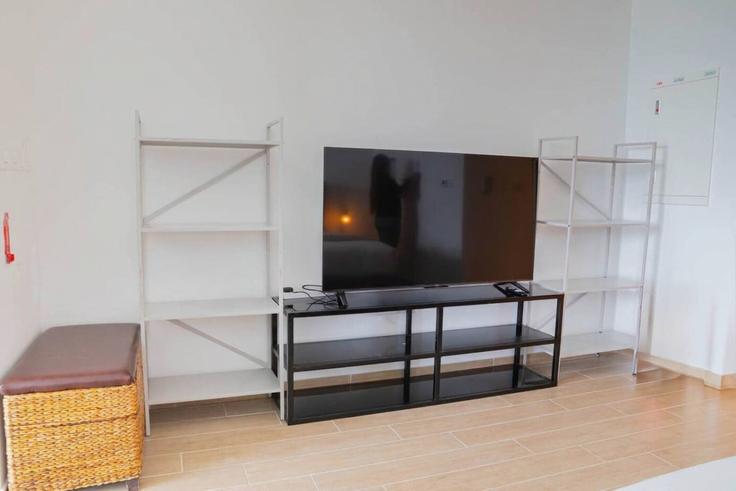 Building Tariaq Bedon Esm - bloomfields-holiday-home - 1474821 adresindeki bir dairede modern mobilyalarla zarif bir şekilde tasarlanmış oturma odası Yas Island, Abu Dhabi