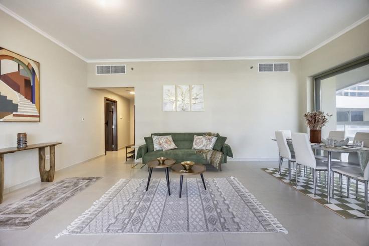 Elegant gestaltetes Wohnzimmer mit moderner Einrichtung in einer Wohnung im Building Jacques Chirac Street - bloomfields-holiday-home - 1475095 in Al Saadiyat Island, Abu Dhabi