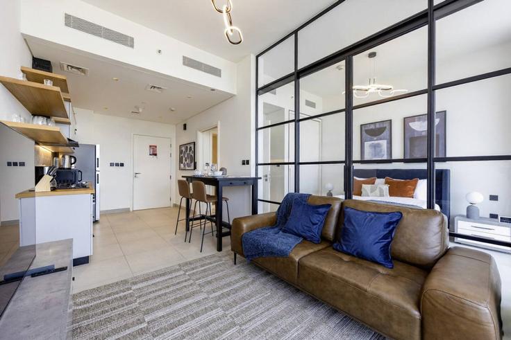 Elegant gestaltetes Wohnzimmer mit moderner Einrichtung in einer Wohnung im Building Tariaq Bedon Esm - bloomfields-holiday-home - 1475016 in Dubai Hills Estate, Dubai