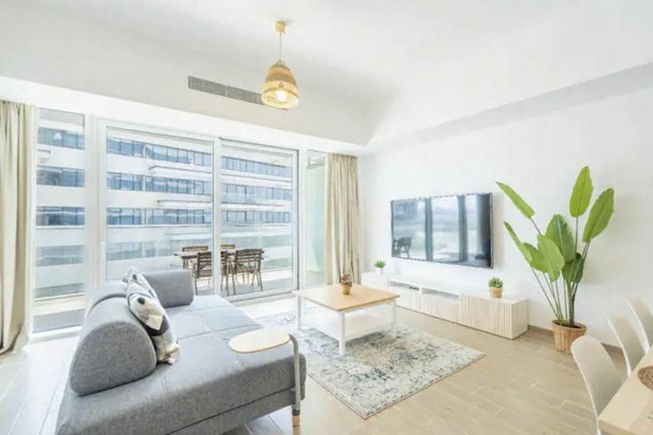 Salle de séjour élégante avec mobilier moderne dans un appartement à Building Al Ihtiraf Street - bloomfields-holiday-home - 1474863 à Yas Island, Abu Dhabi Salle de séjour élégante avec mobilier moderne dans un appartement à Building Al Ihtiraf Street - bloomfields-holiday-home - 1474863 à Yas Island, Abu Dhabi