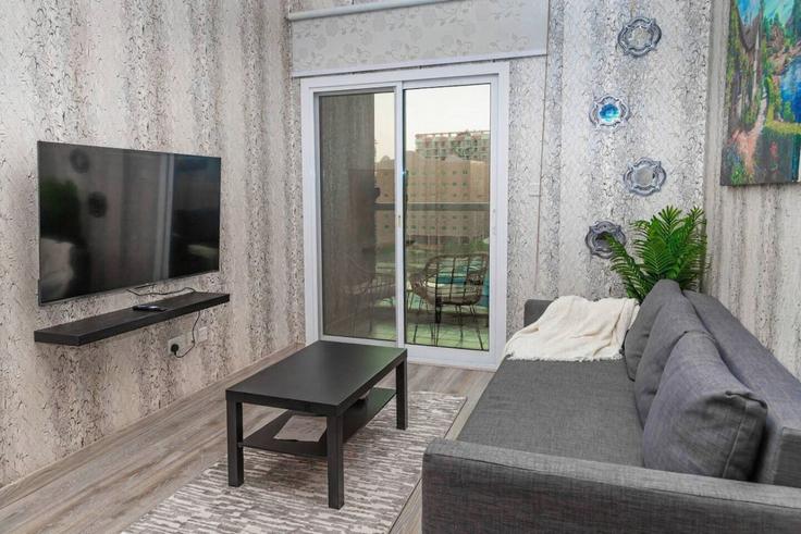 Building Tariaq Bedon Esm - bloomfields-holiday-home - 1474870 adresindeki bir dairede modern mobilyalarla zarif bir şekilde tasarlanmış oturma odası Nadd Hessa, Dubai