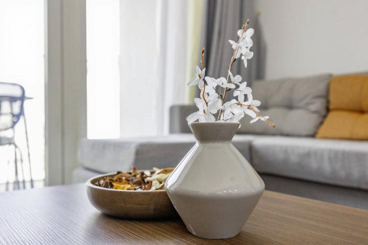 Building Tariaq Bedon Esm - bloomfields-holiday-home - 1475004 adresindeki bir dairede modern mobilyalarla zarif bir şekilde tasarlanmış oturma odası Masdar City, Abu Dhabi