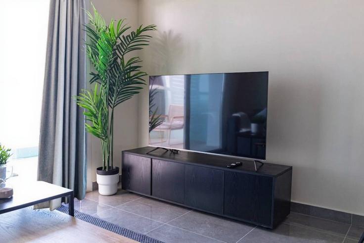 Building Al Start 'Street - bloomfields-holiday-home - 1474819 adresindeki bir dairede modern mobilyalarla zarif bir şekilde tasarlanmış oturma odası Masdar City, Abu Dhabi