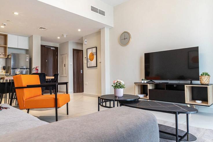 Elegant gestaltetes Wohnzimmer mit moderner Einrichtung in einer Wohnung im Building ʹUd Al Yarih Street - bloomfields-holiday-home - 1474825 in Al Reem Island, Abu Dhabi