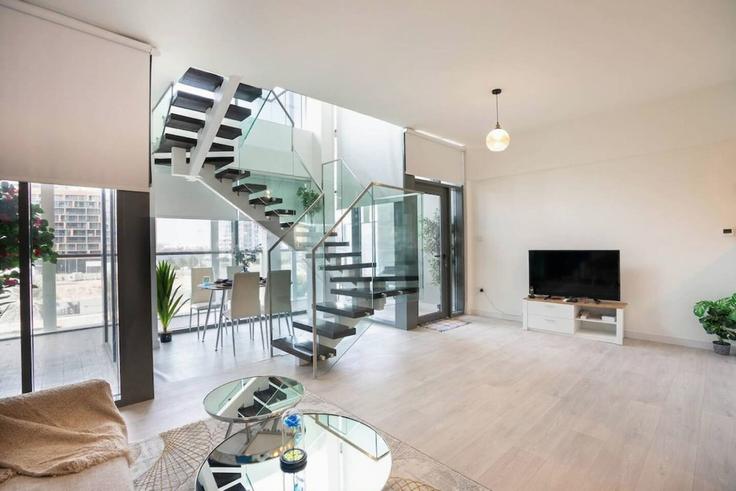 Al Rahah, Abu Dhabi에 위치한 Building Ar Rahah Street - bloomfields-holiday-home - 1474817 유닛의 세련된 인테리어가 돋보이는 거실