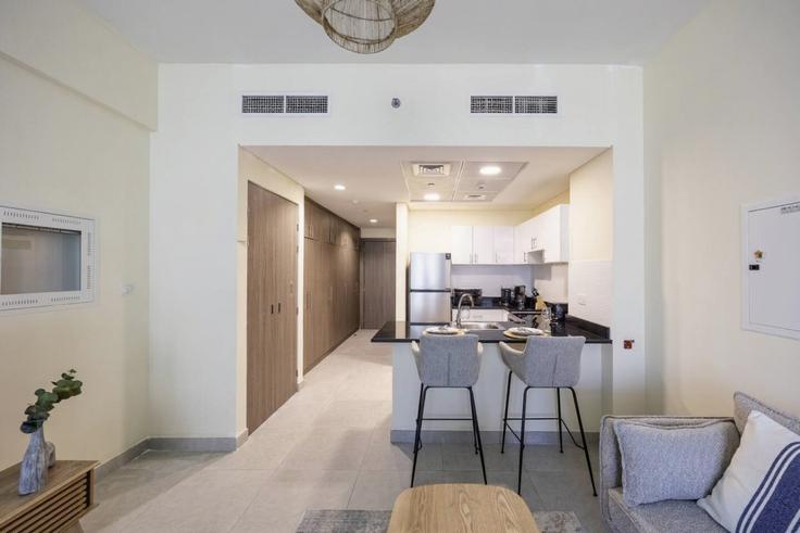 Abu Dhabi Al Saadiyat IslandのBuilding Tariaq Bedon Esm - bloomfields-holiday-home - 1475065のアパートメントにある、モダンな家具を備えたエレガントなデザインのリビングルーム Abu Dhabi Al Saadiyat IslandのBuilding Tariaq Bedon Esm - bloomfields-holiday-home - 1475065のアパートメントにある、モダンな家具を備えたエレガントなデザインのリビングルーム