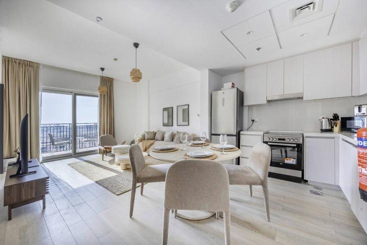 Yas Island, Abu Dhabi에 위치한 Building Tariaq Bedon Esm - bloomfields-holiday-home - 1475080 유닛의 세련된 인테리어가 돋보이는 거실 Yas Island, Abu Dhabi에 위치한 Building Tariaq Bedon Esm - bloomfields-holiday-home - 1475080 유닛의 세련된 인테리어가 돋보이는 거실