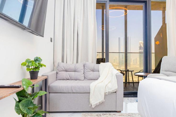 Sala de estar elegantemente projetada com móveis modernos em um apartamento no Building Hamouda Bin Ali Al Dhaheri Street - bloomfields-holiday-home - 1474954 em Al Maryah Island, Abu Dhabi