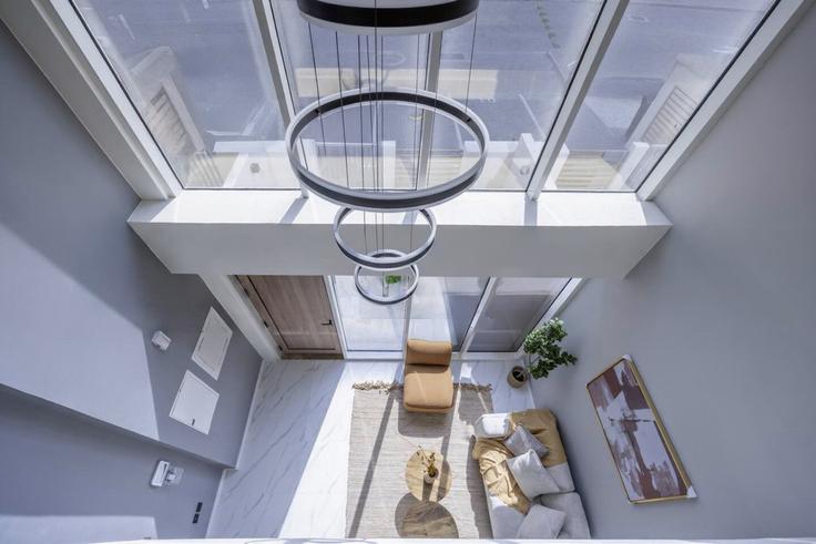 Building Tariaq Bedon Esm - bloomfields-holiday-home - 1514623 adresindeki bir dairede modern mobilyalarla zarif bir şekilde tasarlanmış oturma odası Wadi Al Safa 7, Dubai