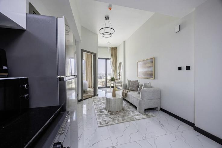 Salle de séjour élégante avec mobilier moderne dans un appartement à Building Tariaq Bedon Esm - bloomfields-holiday-home - 1475075 à Wadi Al Safa 7, Dubai