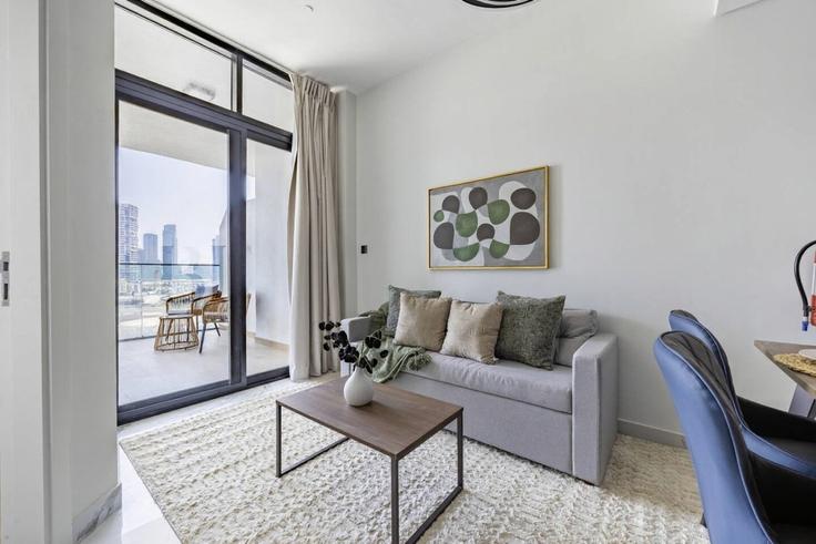 Al Maryah Island, Abu Dhabi에 위치한 Building Ar Reem Street - bloomfields-holiday-home - 1475038 유닛의 세련된 인테리어가 돋보이는 거실 Al Maryah Island, Abu Dhabi에 위치한 Building Ar Reem Street - bloomfields-holiday-home - 1475038 유닛의 세련된 인테리어가 돋보이는 거실