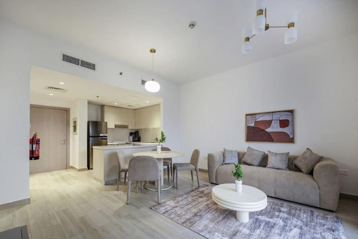 Yas Island, Abu Dhabi에 위치한 Building Tariaq Bedon Esm - bloomfields-holiday-home - 1475051 유닛의 세련된 인테리어가 돋보이는 거실 Yas Island, Abu Dhabi에 위치한 Building Tariaq Bedon Esm - bloomfields-holiday-home - 1475051 유닛의 세련된 인테리어가 돋보이는 거실