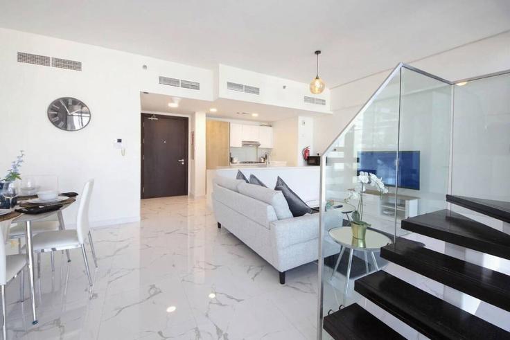 Al Rahah, Abu Dhabi에 위치한 Building Jazeerat Um An Nar Street - bloomfields-holiday-home - 1474797 유닛의 세련된 인테리어가 돋보이는 거실