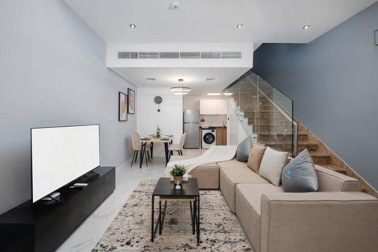 Salle de séjour élégante avec mobilier moderne dans un appartement à Building Tariaq Bedon Esm - bloomfields-holiday-home - 1474852 à Wadi Al Safa 7, Dubai