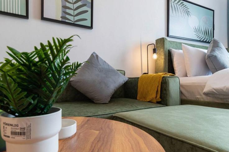 Abu Dhabi Masdar CityのBuilding Al Ibda' St - bloomfields-holiday-home - 1474807のアパートメントにある、モダンな家具を備えたエレガントなデザインのリビングルーム Abu Dhabi Masdar CityのBuilding Al Ibda' St - bloomfields-holiday-home - 1474807のアパートメントにある、モダンな家具を備えたエレガントなデザインのリビングルーム