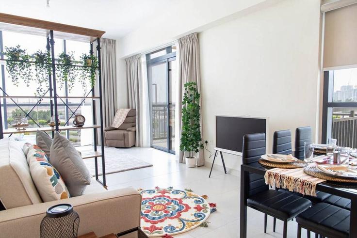 Abu Dhabi Al RahahのBuilding Al Raha St - bloomfields-holiday-home - 1474810のアパートメントにある、モダンな家具を備えたエレガントなデザインのリビングルーム Abu Dhabi Al RahahのBuilding Al Raha St - bloomfields-holiday-home - 1474810のアパートメントにある、モダンな家具を備えたエレガントなデザインのリビングルーム