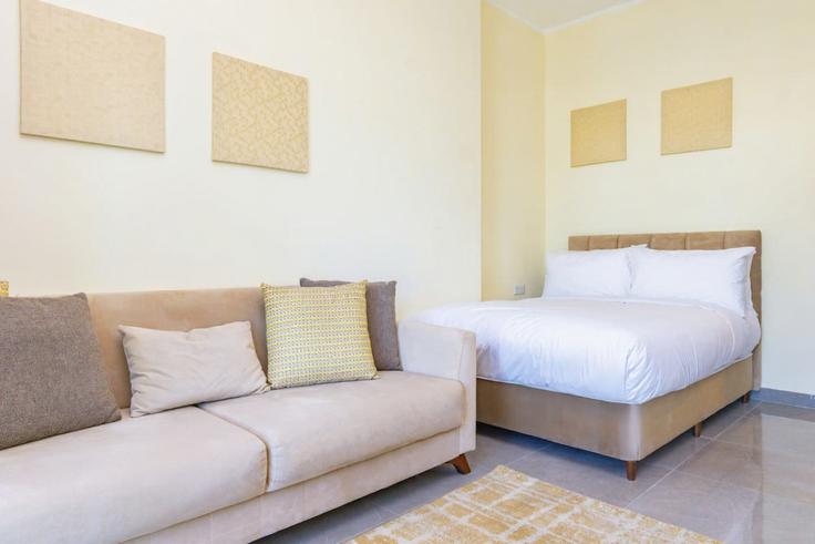 Abu Dhabi Masdar CityのBuilding Al Start 'Street - bloomfields-holiday-home - 1474941のアパートメントにある、モダンな家具を備えたエレガントなデザインのリビングルーム Abu Dhabi Masdar CityのBuilding Al Start 'Street - bloomfields-holiday-home - 1474941のアパートメントにある、モダンな家具を備えたエレガントなデザインのリビングルーム