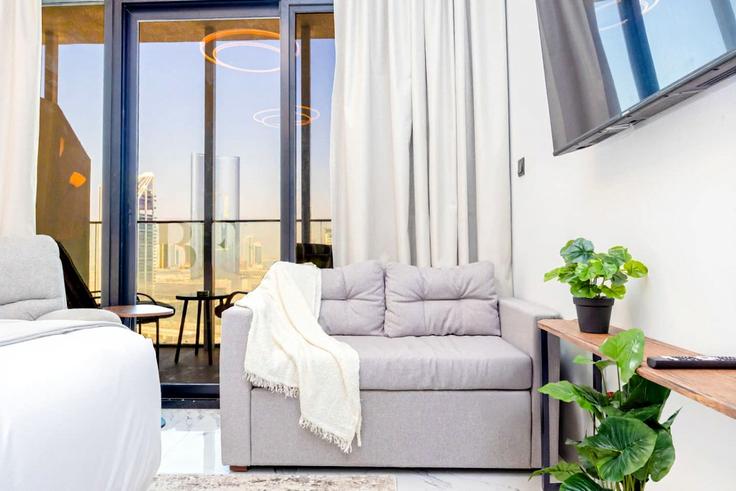 Sala de estar elegantemente projetada com móveis modernos em um apartamento no Building Hamouda Bin Ali Al Dhaheri Street - bloomfields-holiday-home - 1474953 em Al Maryah Island, Abu Dhabi