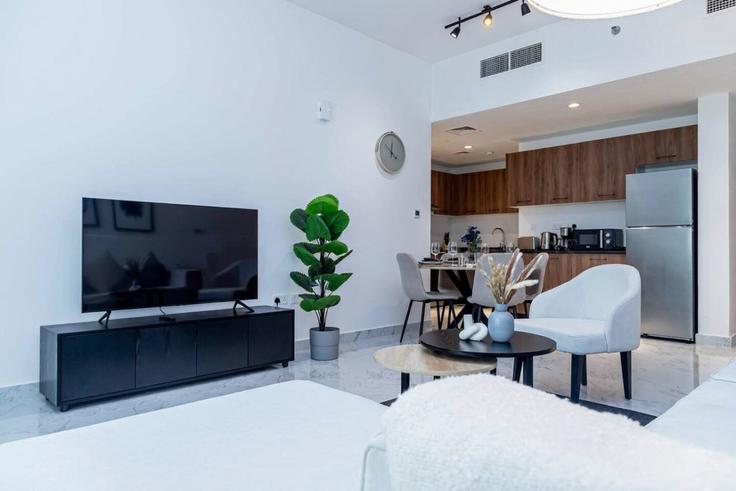 Elegant gestaltetes Wohnzimmer mit moderner Einrichtung in einer Wohnung im Building Al Ibda' St - bloomfields-holiday-home - 1474873 in Masdar City, Abu Dhabi