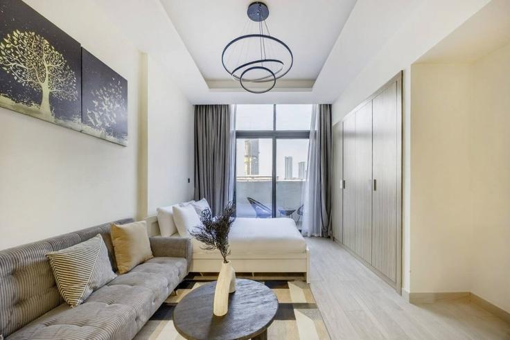 Sala de estar elegantemente projetada com móveis modernos em um apartamento no Building Tariaq Bedon Esm - bloomfields-holiday-home - 1475082 em Nad Al Sheba, Dubai