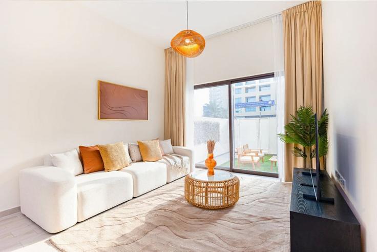 Elegant gestaltetes Wohnzimmer mit moderner Einrichtung in einer Wohnung im Building Al Faseel Street - bloomfields-holiday-home - 1475073 in Fujairah, Fujairah