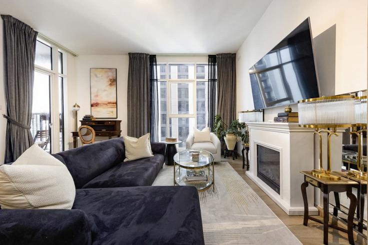 Salle de séjour élégante avec mobilier moderne dans un appartement à Building As Suwwah Street - bloomfields-holiday-home - 1475011 à Al Reem Island, Abu Dhabi