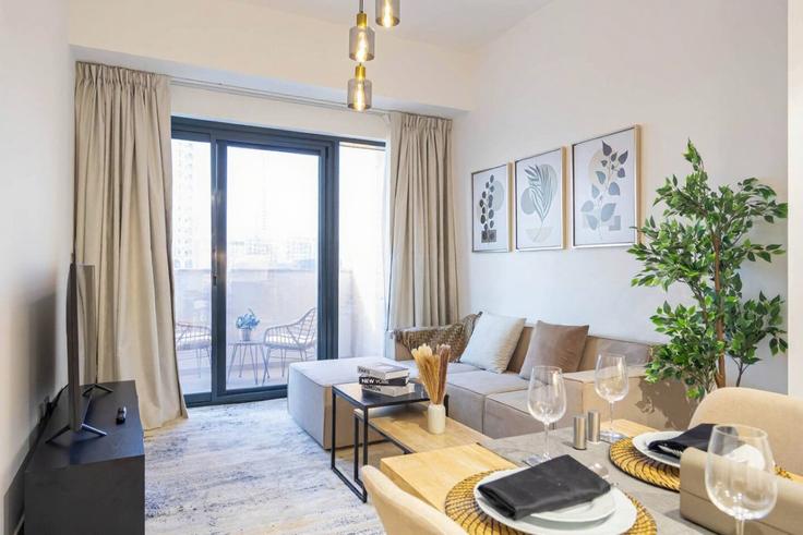 Sala de estar elegantemente projetada com móveis modernos em um apartamento no Building Tariaq Bedon Esm - bloomfields-holiday-home - 1474889 em Nad Al Sheba, Dubai