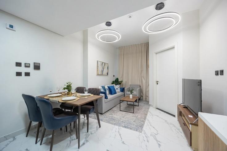 Abu Dhabi Al Maryah IslandのBuilding The Promenade - bloomfields-holiday-home - 1475227のアパートメントにある、モダンな家具を備えたエレガントなデザインのリビングルーム Abu Dhabi Al Maryah IslandのBuilding The Promenade - bloomfields-holiday-home - 1475227のアパートメントにある、モダンな家具を備えたエレガントなデザインのリビングルーム