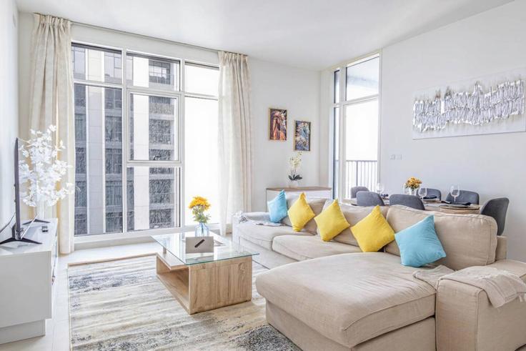 Salle de séjour élégante avec mobilier moderne dans un appartement à Building Casablanca Street - bloomfields-holiday-home - 1474888 à Al Reem Island, Abu Dhabi