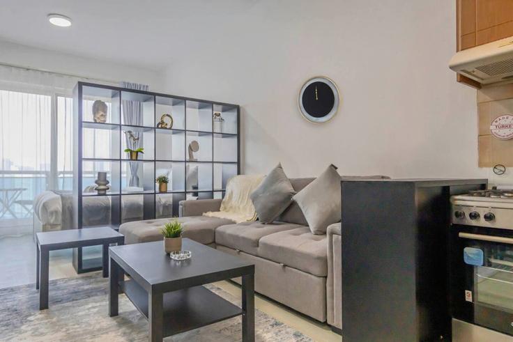 Building Tariaq Bedon Esm - bloomfields-holiday-home - 1518536 adresindeki bir dairede modern mobilyalarla zarif bir şekilde tasarlanmış oturma odası Me'aisem First, Dubai