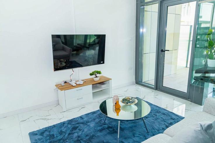 Al Rahah, Abu Dhabi에 위치한 Building Ar Rahah Street - bloomfields-holiday-home - 1474857 유닛의 세련된 인테리어가 돋보이는 거실