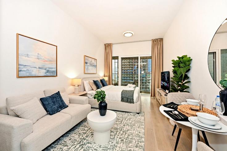 Sala de estar elegantemente projetada com móveis modernos em um apartamento no Building Tariaq Bedon Esm - bloomfields-holiday-home - 1475137 em Al Barsha South Fourth, Dubai Sala de estar elegantemente projetada com móveis modernos em um apartamento no Building Tariaq Bedon Esm - bloomfields-holiday-home - 1475137 em Al Barsha South Fourth, Dubai