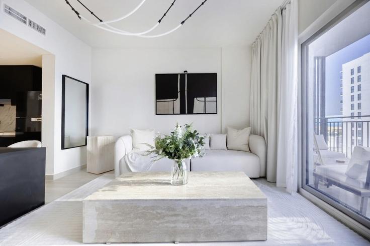 Salle de séjour élégante avec mobilier moderne dans un appartement à Building Tariaq Bedon Esm - bloomfields-holiday-home - 1475093 à Yas Island, Abu Dhabi