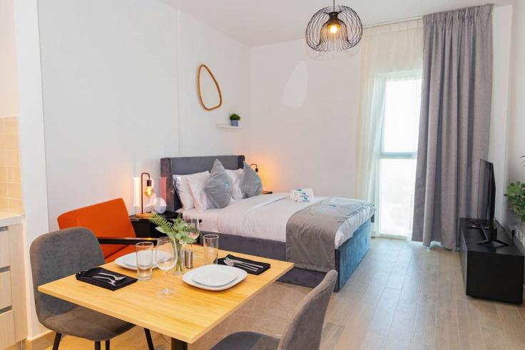 Yas Island, Abu Dhabi에 위치한 Building Tariaq Bedon Esm - bloomfields-holiday-home - 1474831 유닛의 세련된 인테리어가 돋보이는 거실 Yas Island, Abu Dhabi에 위치한 Building Tariaq Bedon Esm - bloomfields-holiday-home - 1474831 유닛의 세련된 인테리어가 돋보이는 거실