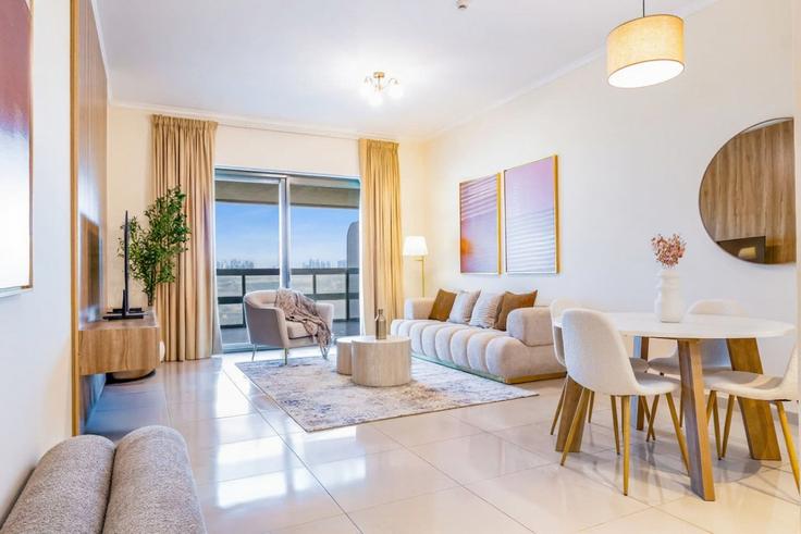 Elegant gestaltetes Wohnzimmer mit moderner Einrichtung in einer Wohnung im Building Jacques Chirac Street - bloomfields-holiday-home - 1474966 in Al Saadiyat Island, Abu Dhabi
