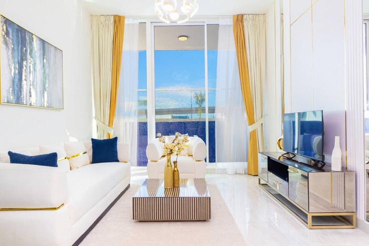 Elegant gestaltetes Wohnzimmer mit moderner Einrichtung in einer Wohnung im Building Al Asayel Street - bloomfields-holiday-home - 1474957 in Jebel Ali Village, Dubai Elegant gestaltetes Wohnzimmer mit moderner Einrichtung in einer Wohnung im Building Al Asayel Street - bloomfields-holiday-home - 1474957 in Jebel Ali Village, Dubai