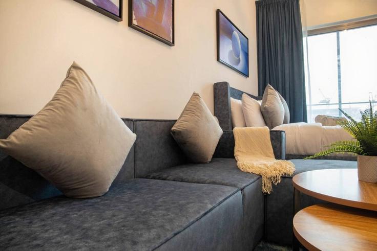 Building Tariaq Bedon Esm - bloomfields-holiday-home - 1474803 adresindeki bir dairede modern mobilyalarla zarif bir şekilde tasarlanmış oturma odası Masdar City, Abu Dhabi