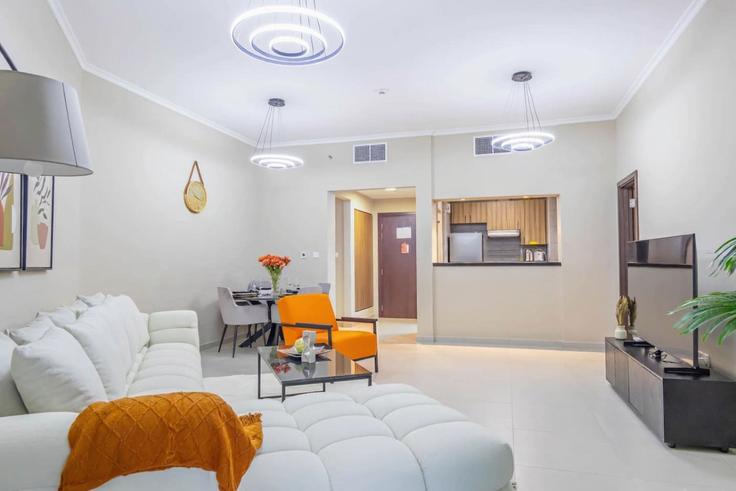 Elegant gestaltetes Wohnzimmer mit moderner Einrichtung in einer Wohnung im Building Jacques Chirac Street - bloomfields-holiday-home - 1474908 in Al Saadiyat Island, Abu Dhabi