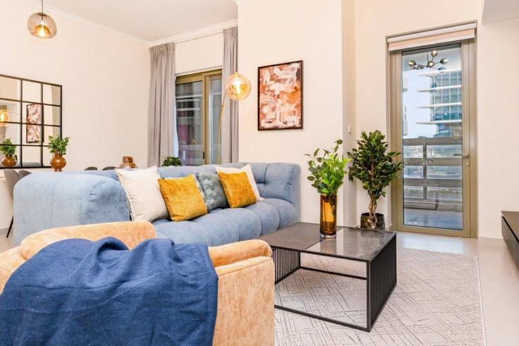 Elegant gestaltetes Wohnzimmer mit moderner Einrichtung in einer Wohnung im Building Jacques Chirac Street - bloomfields-holiday-home - 1474960 in Al Saadiyat Island, Abu Dhabi