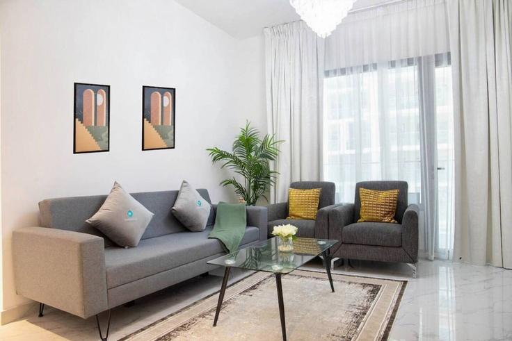 Elegant gestaltetes Wohnzimmer mit moderner Einrichtung in einer Wohnung im Building Al Ibda' St - bloomfields-holiday-home - 1474811 in Masdar City, Abu Dhabi