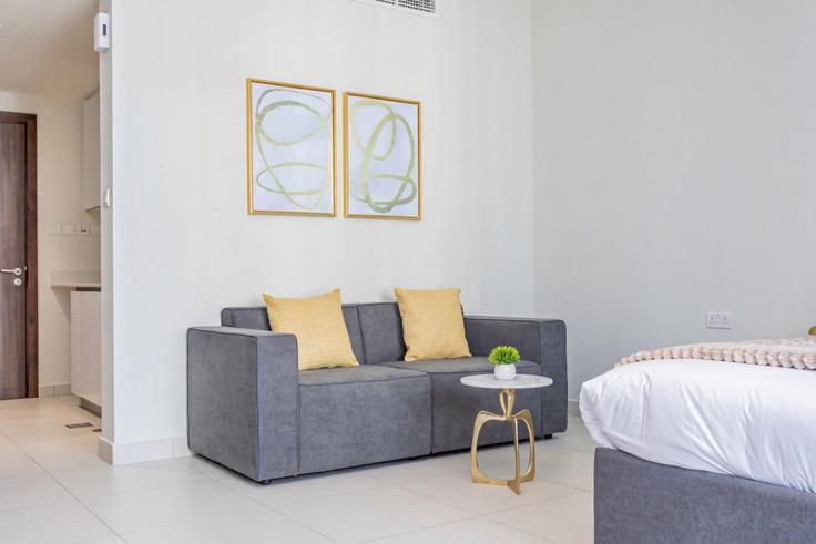 Elegant gestaltetes Wohnzimmer mit moderner Einrichtung in einer Wohnung im Building ʹUd Al Yarih Street - bloomfields-holiday-home - 1475239 in Al Reem Island, Abu Dhabi